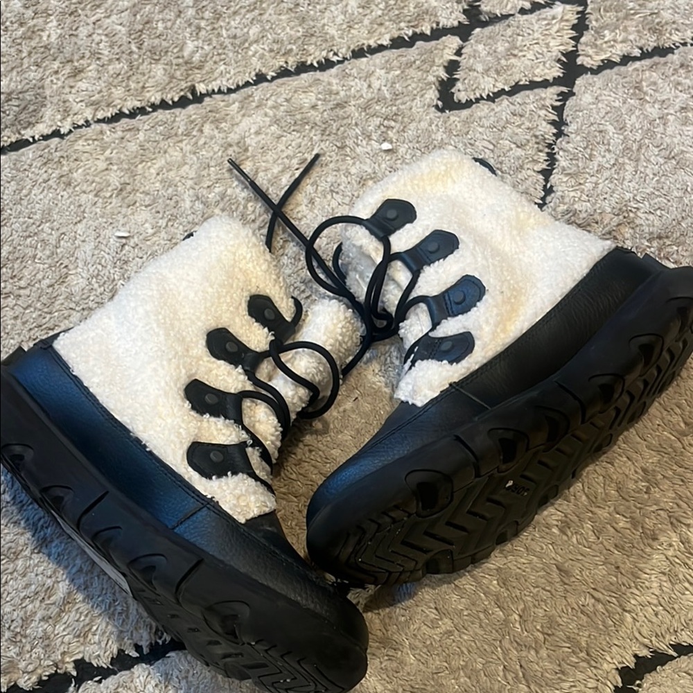 SOREL- Fuzzy Boots - Size 9 Women's Boots
